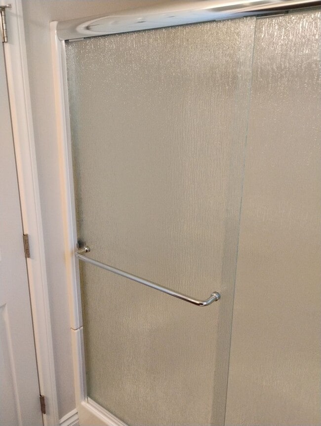 Building Photo - Like new 4 BR/3 Full Baths