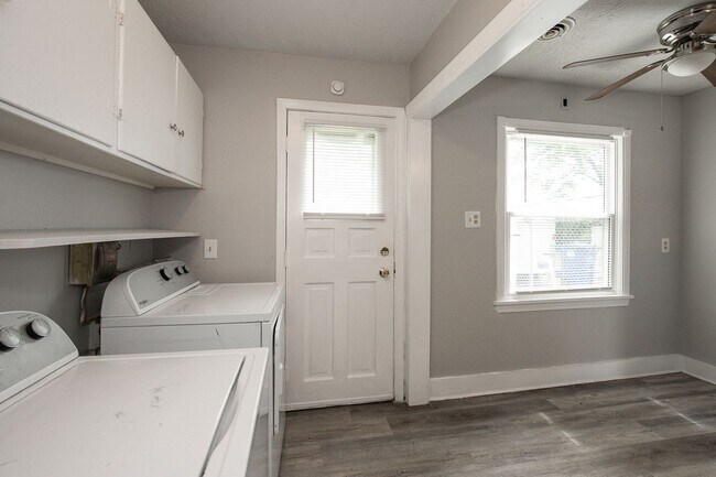 Building Photo - 3 bedroom/1 bath Single House!