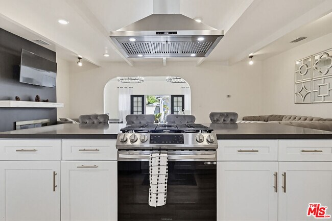 Building Photo - 9209 Paramount Blvd