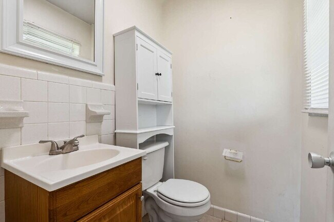 Building Photo - Charming 2-Bed Oasis on Providence Blvd – Cozy Living in Deltona!