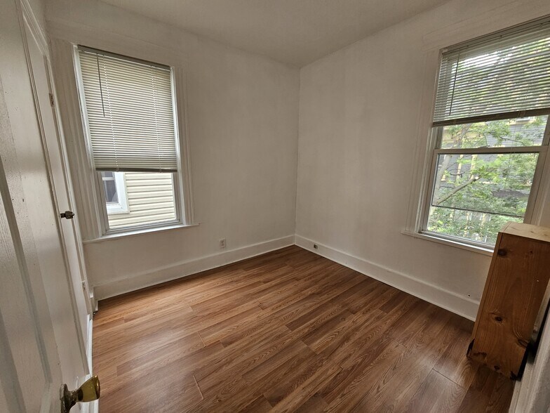 Building Photo - 166 Carteret Ave