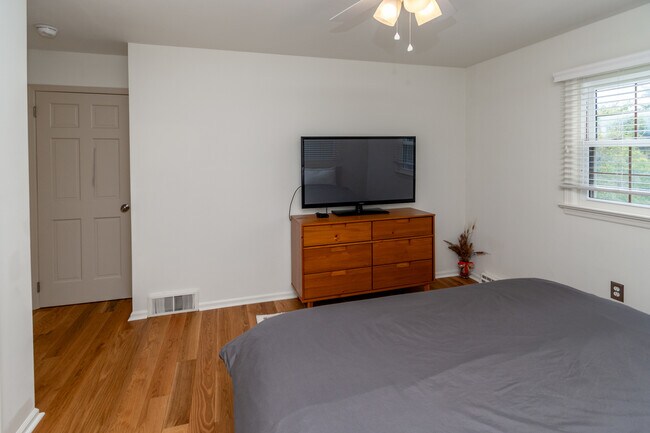 Building Photo - 230 Jacobs Creek Rd