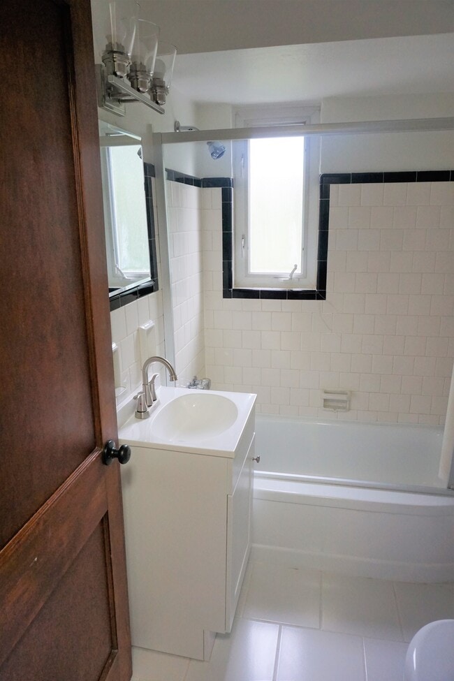 Building Photo - 3147 Glendale Ave