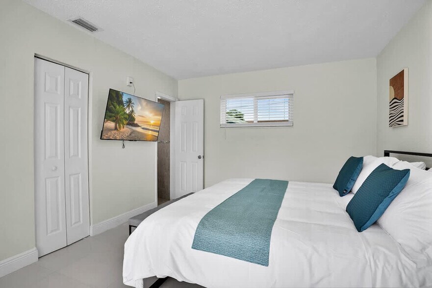 Building Photo - 6452 Custer St