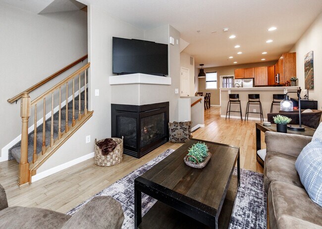 Building Photo - Fully Furnished Downtown 2 Bed, 4 Bath Executive Townhouse