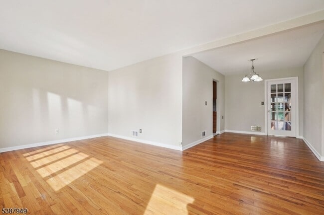 Building Photo - 10 Donnalin Pl