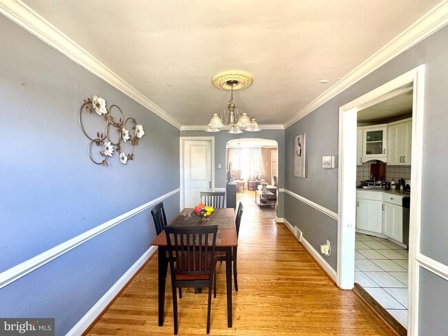 Building Photo - 827 Hampshire Rd