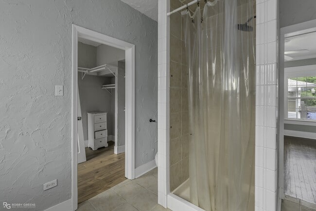 Building Photo - 409 Forest