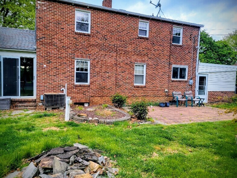 Building Photo - 551 S Royal St