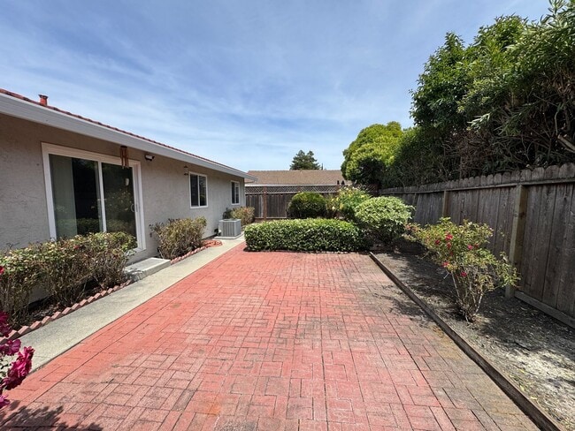 Building Photo - Perfect Shape Single Family Home in Dublin with many upgrades