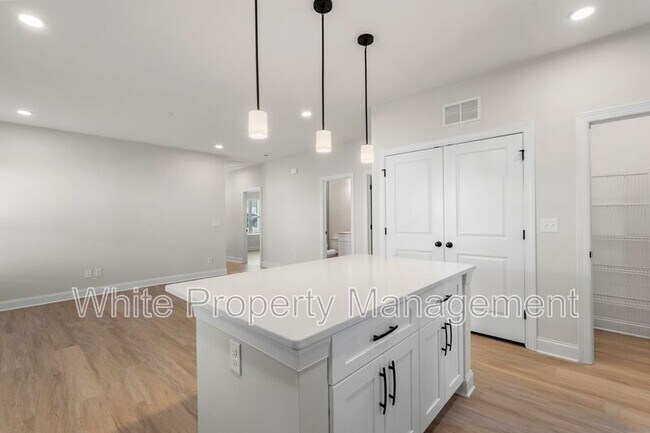 Building Photo - 7805 Shadow Lawn Rd