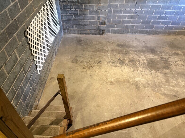 garage - 1410 Skyline Dr