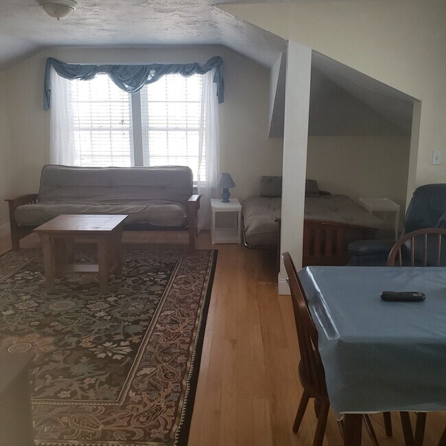 Building Photo - 398 B St