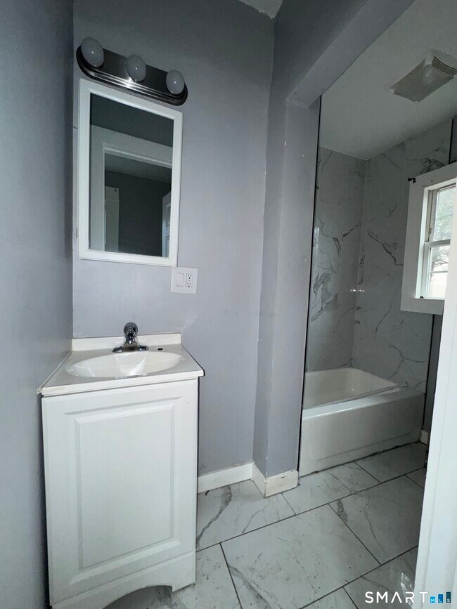 Building Photo - 154 Frank St