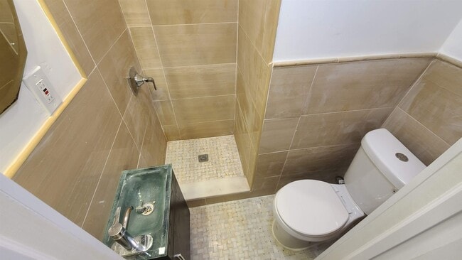 Building Photo - 476 GREGORY Ave