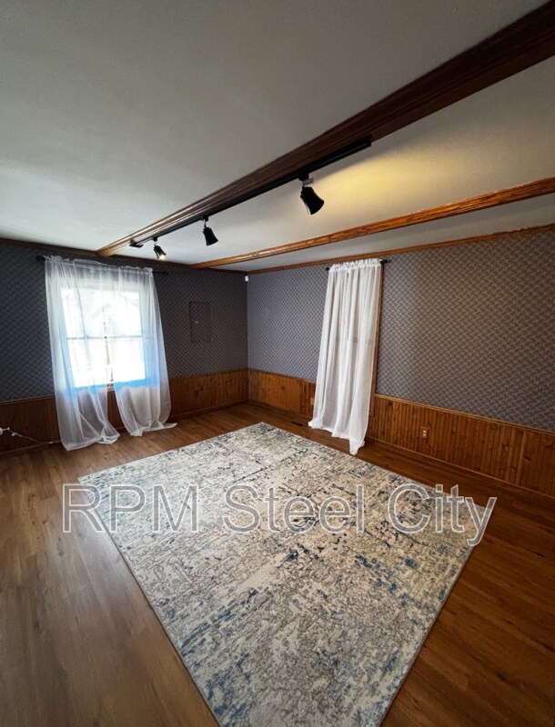 Building Photo - 512-512 1/2 W 10th St