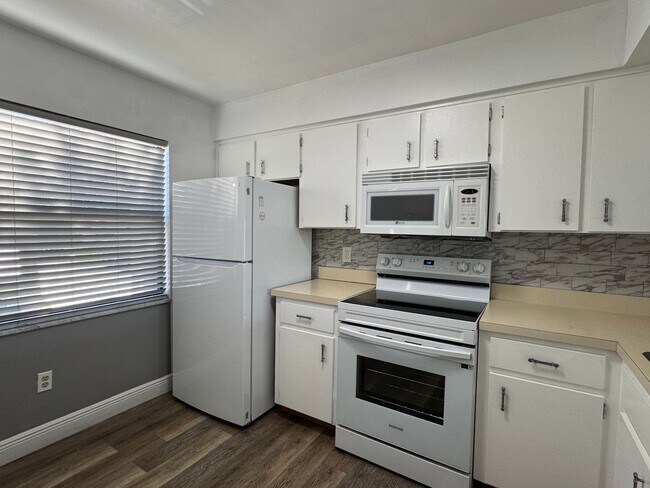 Building Photo - Spacious 2-Bedroom, 2-Bath Condo in Guard-...