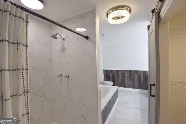 Building Photo - 98 Woodvalley Dr