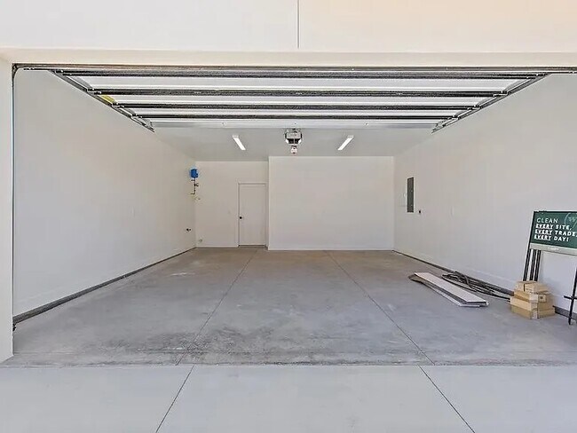 Building Photo - 2065 S Grandiflora Rd