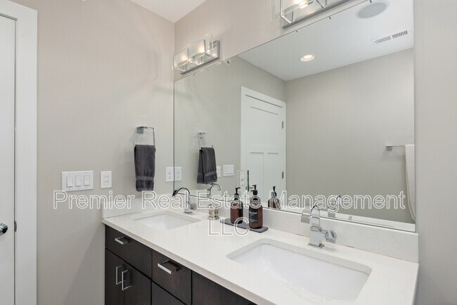 Building Photo - 2729 W 21st Ave