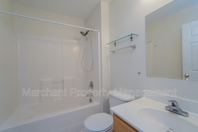 Building Photo - 335 Woodlark St