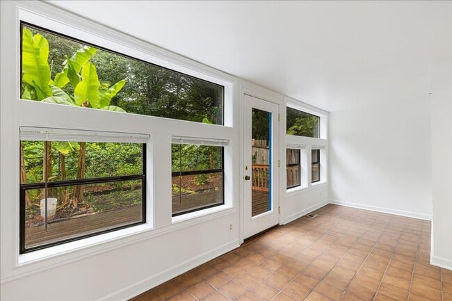 Building Photo - Newly Renovated + Sunny & Bright, 2 Bedroo...
