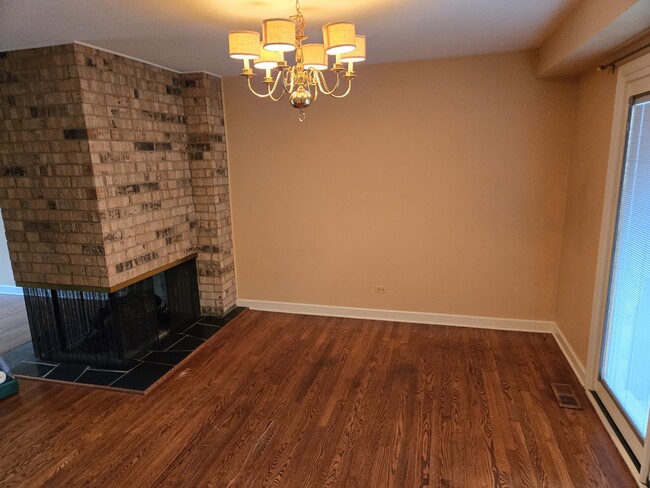 Building Photo - 2S663 Ave Normandy E