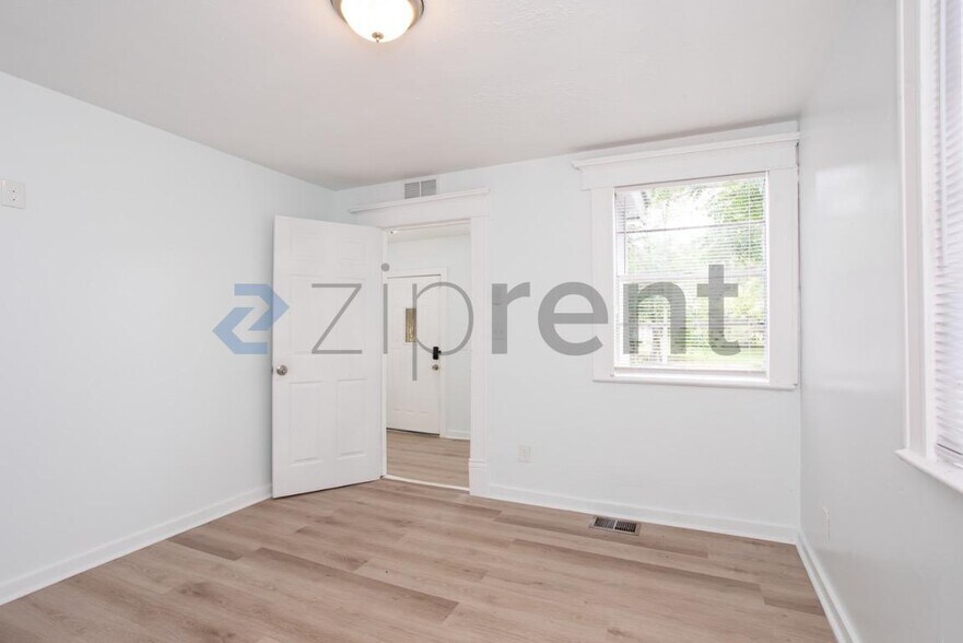 Building Photo - Unit