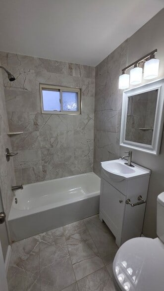 Building Photo - 33507 Berville Ct