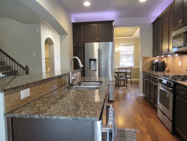 Building Photo - 5 bedroom, 1.5 bath home in Tehaleh