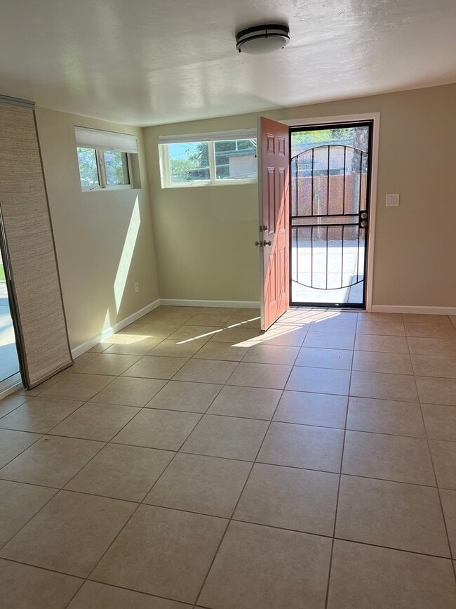 Building Photo - 4831 E Hampton St