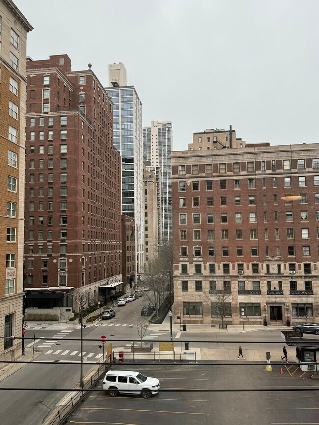 Classic City View - 21 W Goethe St