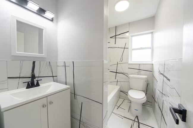 Building Photo - 1913 Country Ln