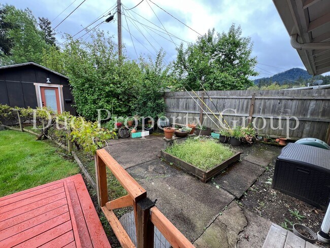 Building Photo - Edgewood South Eugene Home