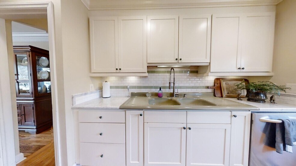 Building Photo - Gorgeous and updated home in Heart of Auburn