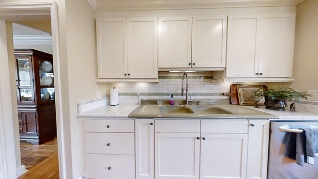 Building Photo - Gorgeous and updated home in Heart of Auburn
