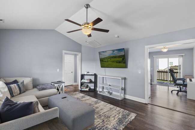 Building Photo - 301 Pine Ridge Ln