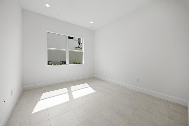Building Photo - 15144 Wildwood Cir