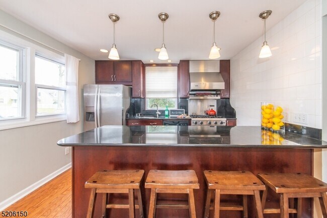 Building Photo - 326 Victor St