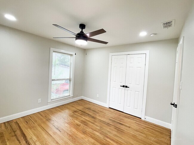 Building Photo - 722 E Strong Pkwy