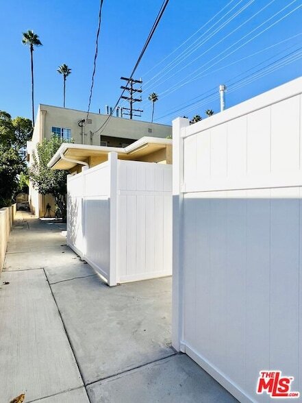 Building Photo - 1056 Winchester Ave