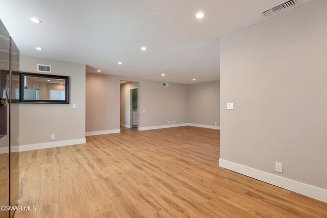 Building Photo - 659 Brossard Dr