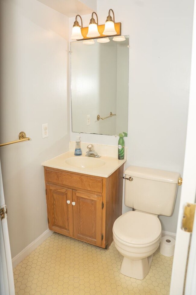 Building Photo - 922 Pinetree Way