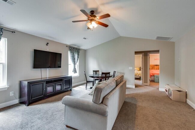 Building Photo - Gorgeous 4 Bed/3.5 Bath Home in Mt. Juliet