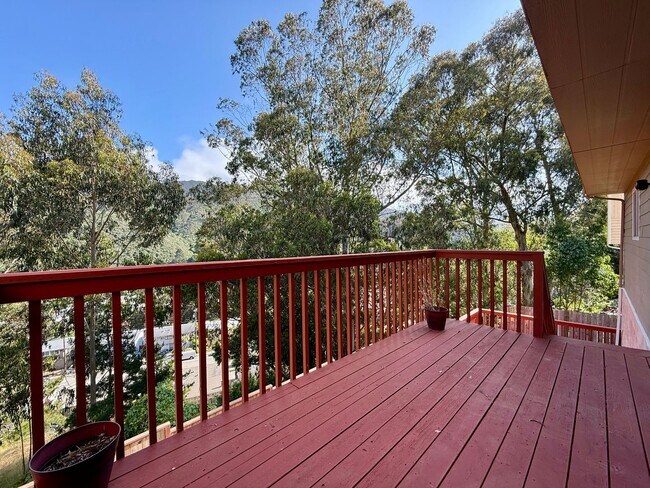 Building Photo - Gorgeously Updated 4-Bed/3-Bath Home & Ent...