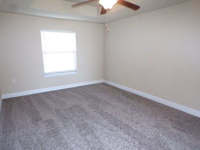 Building Photo - Spacious 3-Bedroom Home