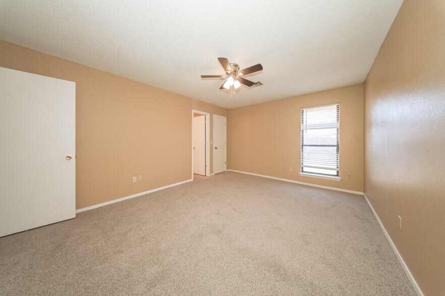 Building Photo - 11040 N Eagle Ln