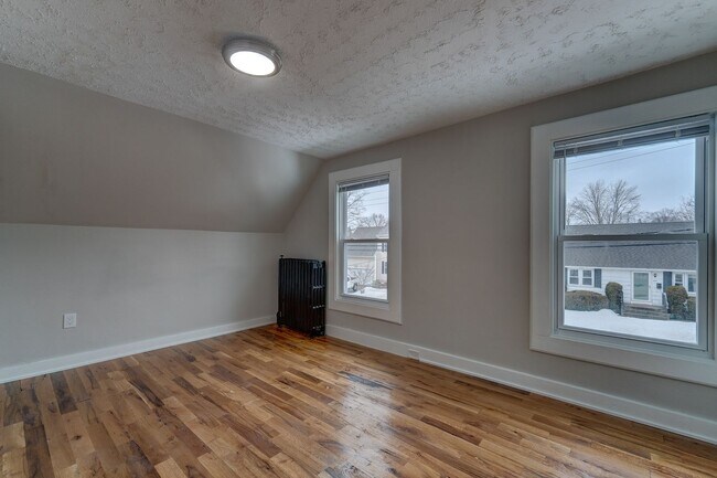 Building Photo - Newly Renovated Single Family available Now!