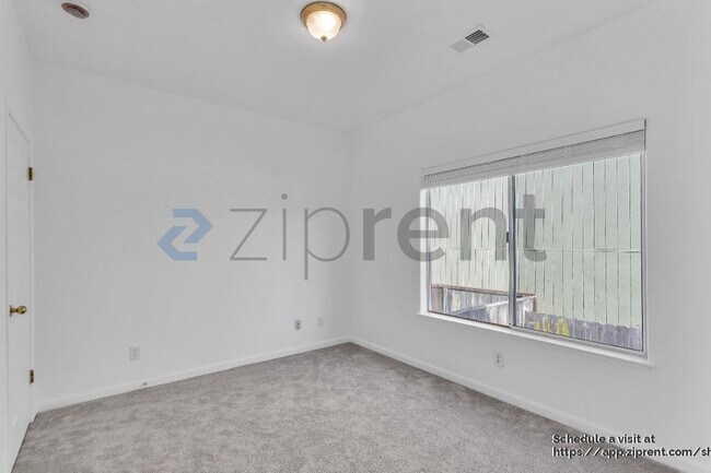 Building Photo - 609 Cambridge St