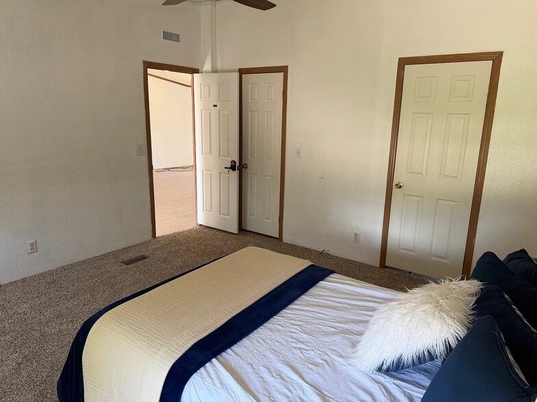Building Photo - Room in Apartment on Bonita Verde Dr